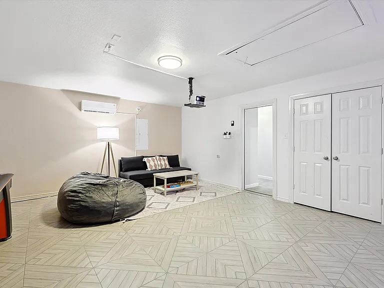 111 Creekview Dr W — Photo 48