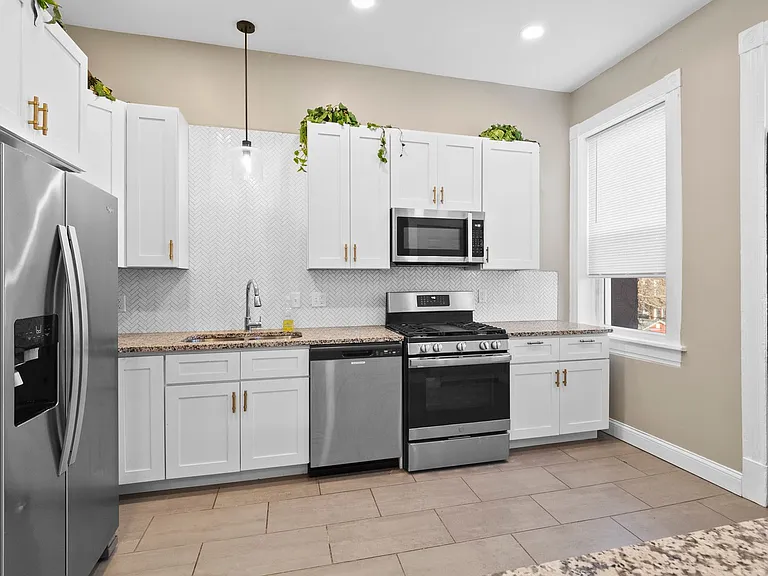 2137 Russell Blvd — Photo 33