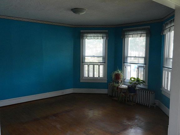 4th image of 621 Commercial Ave