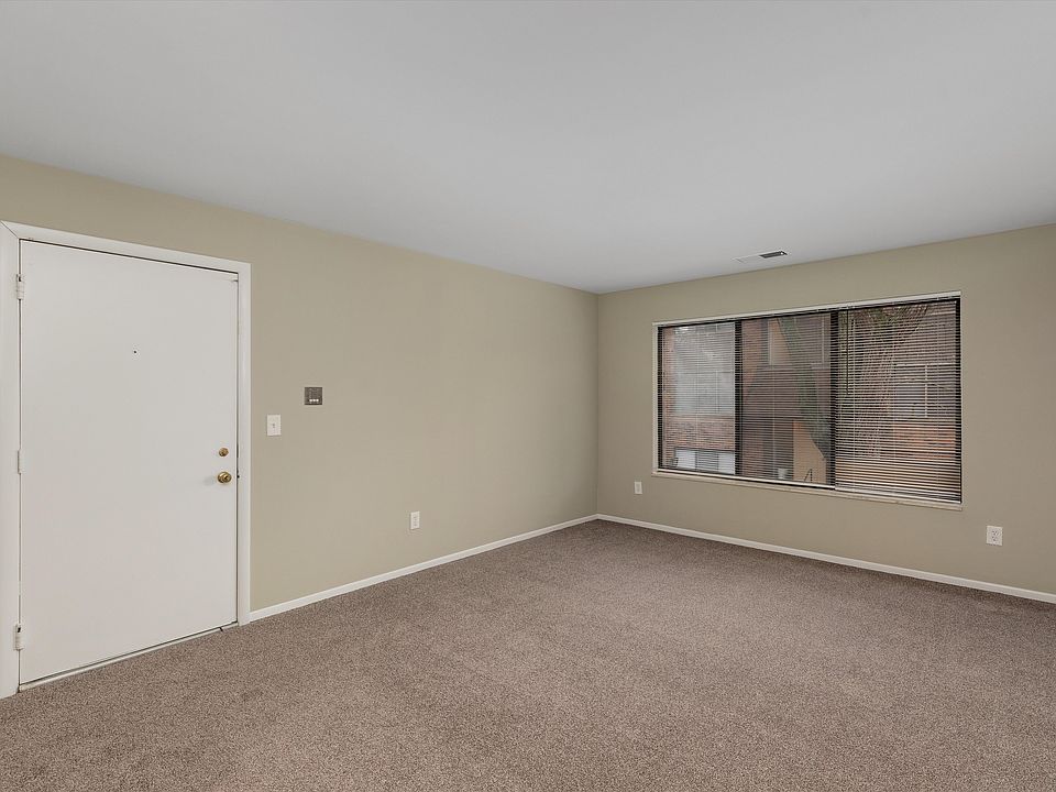 2457 E Maple Rd, photo 12