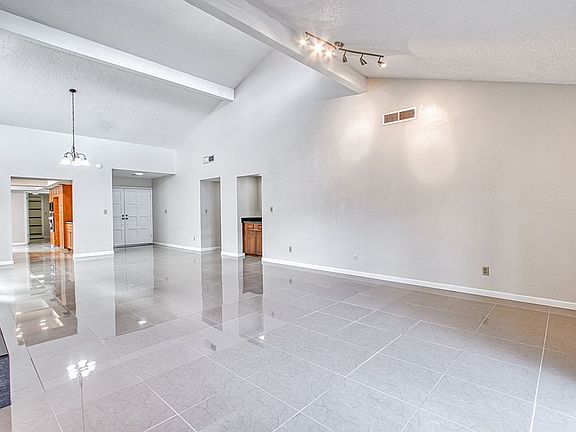 5th image of 809 Lakeway Dr