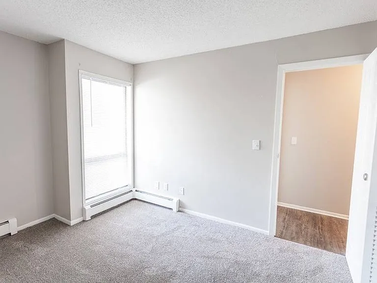 Reno BR to hallway