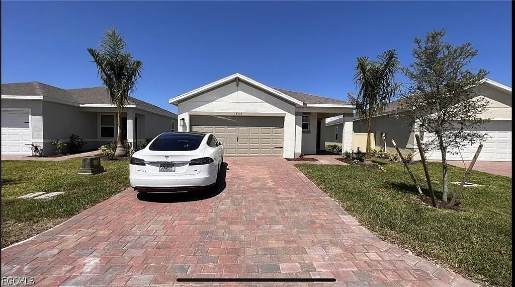 3 bed, 2.0 bath, 1616 sqft, $2,095 — Photo 1