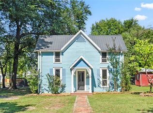 616 W Center Ave, Springdale, AR 72764