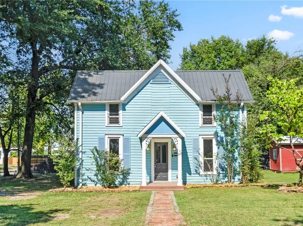 616 W Center Ave, Springdale, AR 72764