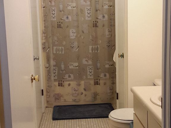 Main Bath w/Adj Powder Rm