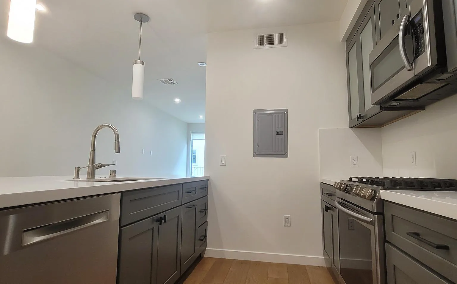 1 bed, 1.5 bath, 800 sqft, $3,400 — Photo 3