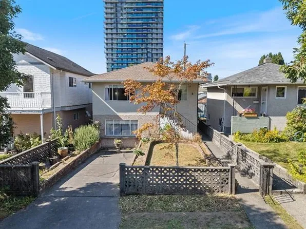 5131 Ann St, Vancouver, BC V5R 4J8