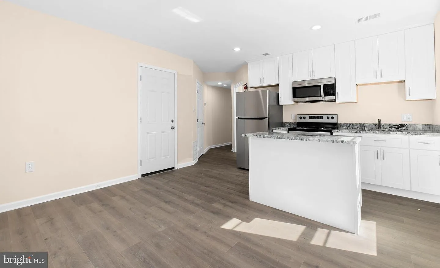 3 bed, 1200 sqft, $2,900 — Photo 2