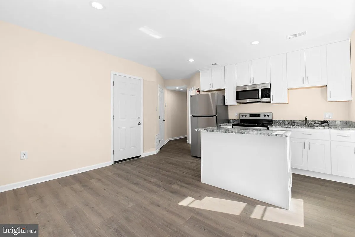 Building Photo - 3158 Buena Vista Ter SE #1