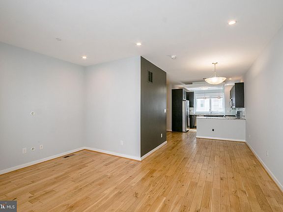 3rd image of 211 Brown St Unit 10