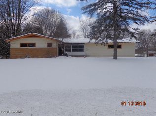 1076 Riverside Dr, Battle Creek, MI 49015