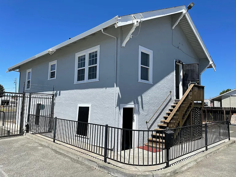 1668 Broadway St — Photo 2