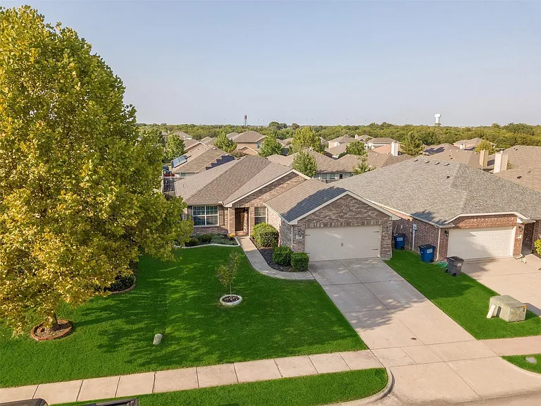 325 Crosscreek Dr — Photo 4