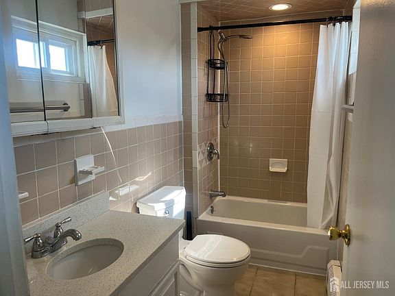 5th image of 110 Oak Tree Ave Floor 2