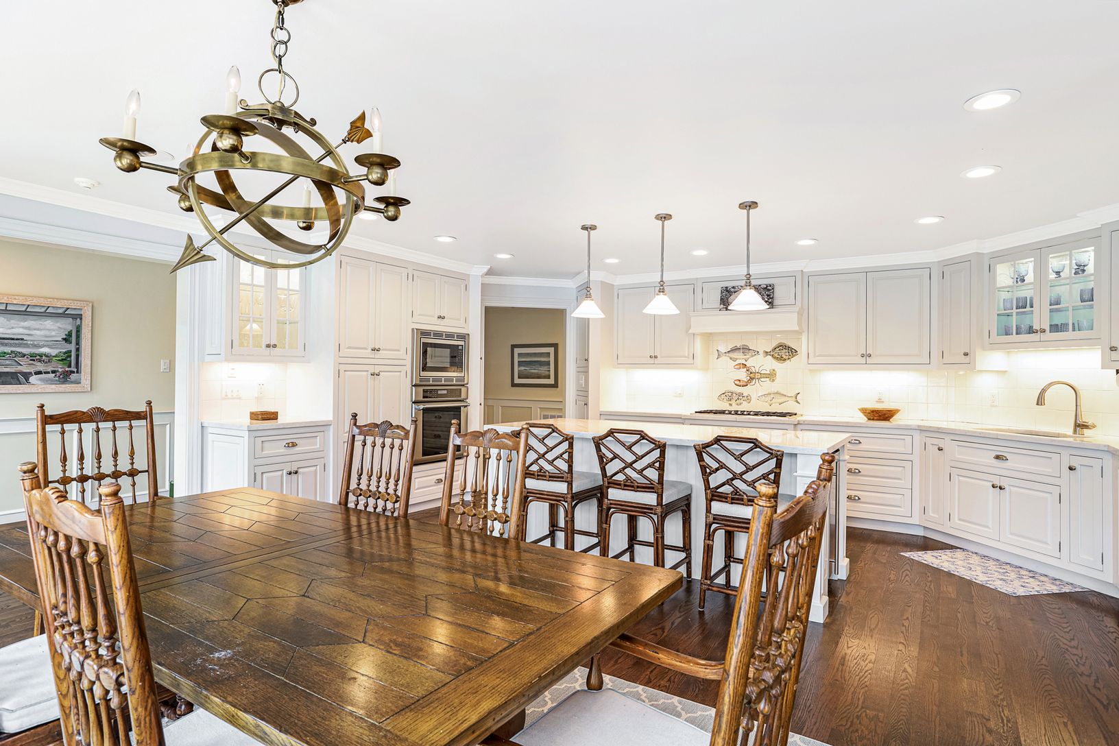  Eat in kitchen & dining area