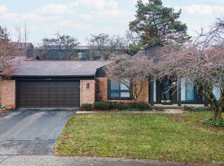2069 Burgundy St, West Bloomfield, MI 48323