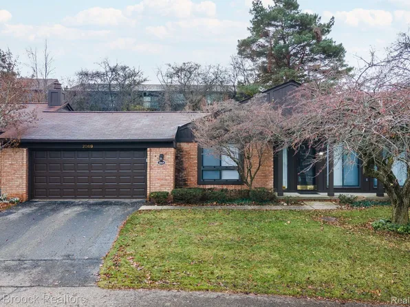 2069 Burgundy St, West Bloomfield, MI 48323