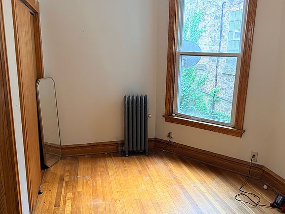 3rd image of 1213 W Addison St #2