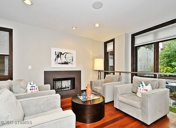 2nd image of 1626 N Oakley Ave #01