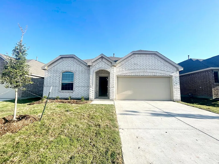 1118 Mahogany Ln — Photo 1