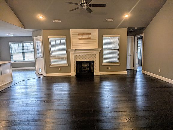 2nd image of 700 Hawthorn Way