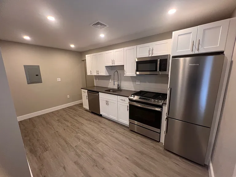 31 Maverick Sq #302B — Photo 11
