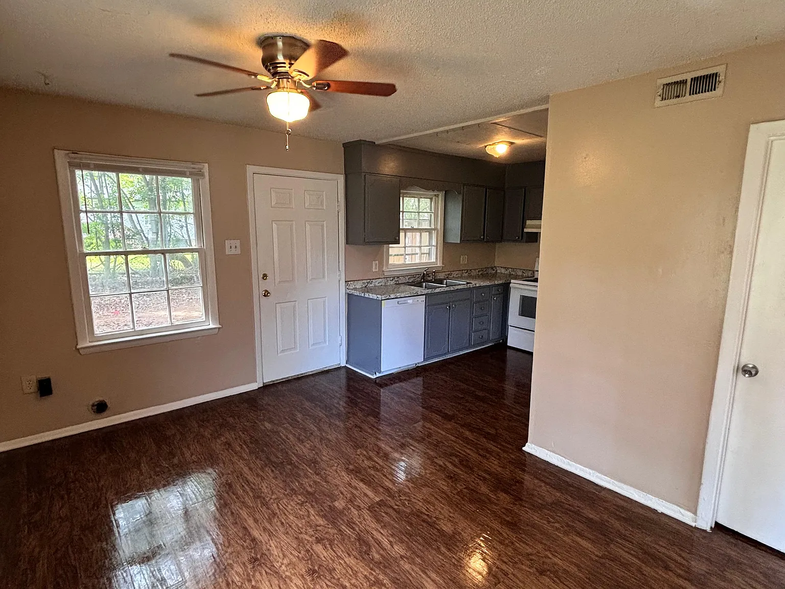 3 bed, 1.5 bath, $1,295 — Photo 4