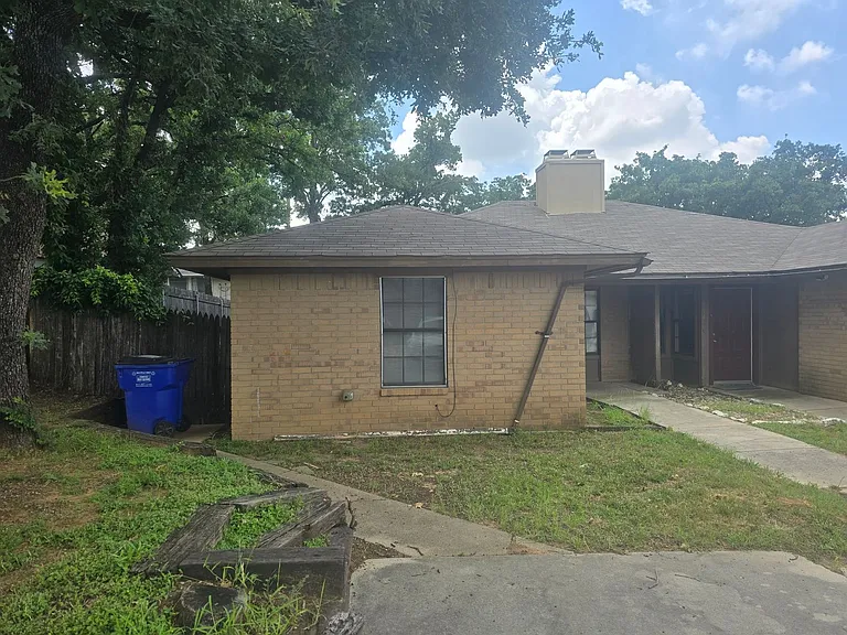 716 Woodland Ct — Photo 1
