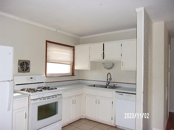 3rd image of 960 Dewayne Dr