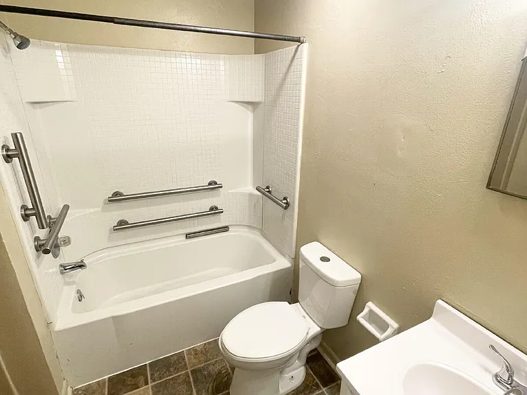1325 W 15th St — Photo 5
