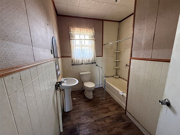 4th image of 1008 Church St