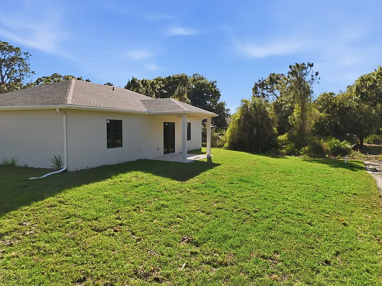 825 Carbon St E — Photo 11