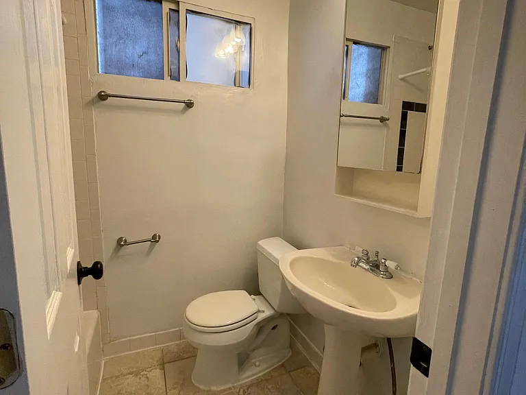 1918 I St NE #4 — Photo 15