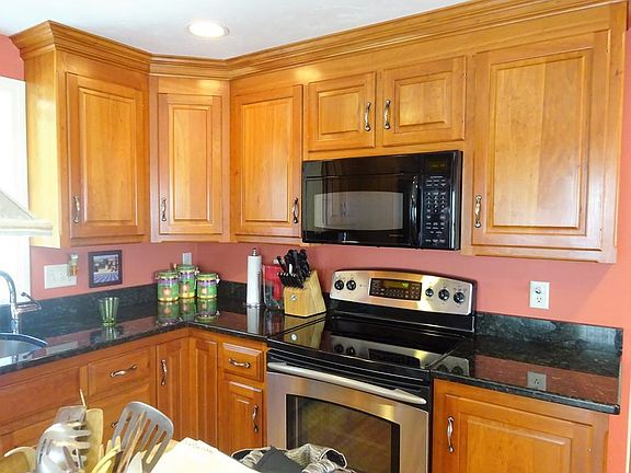 4th image of 6 Kingswood Dr