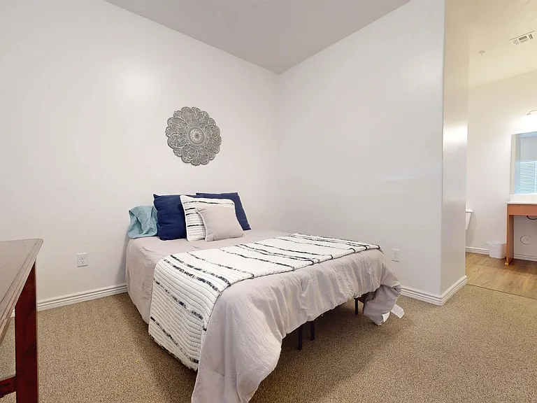 1055 W 400 N — Photo 34