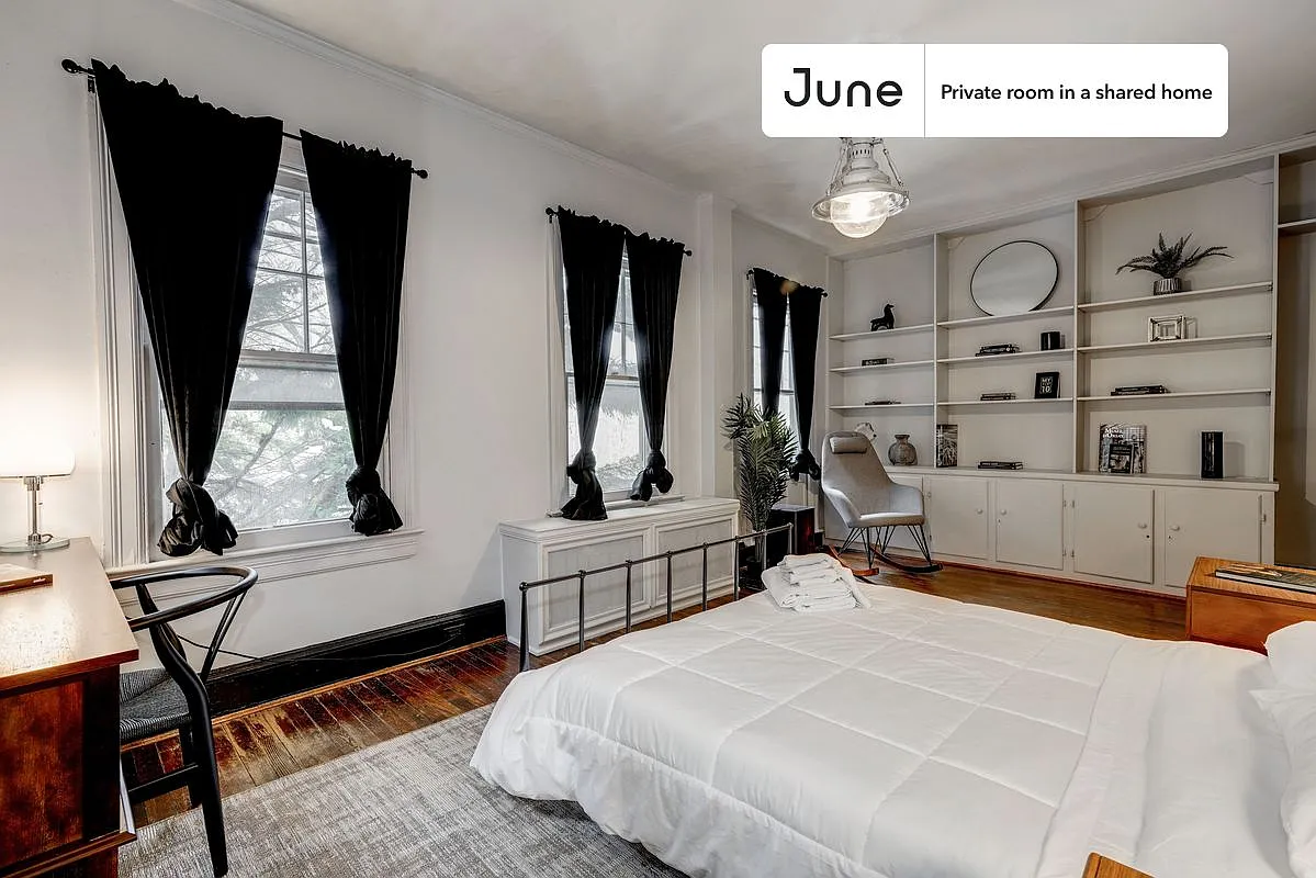 Queen bedroom in 7 bed/3.5 bath home in Woodley Park #115 2A — Photo 2