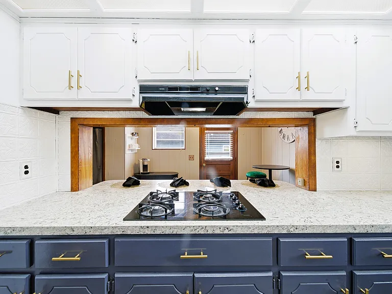 411 N Oak Ave — Photo 6