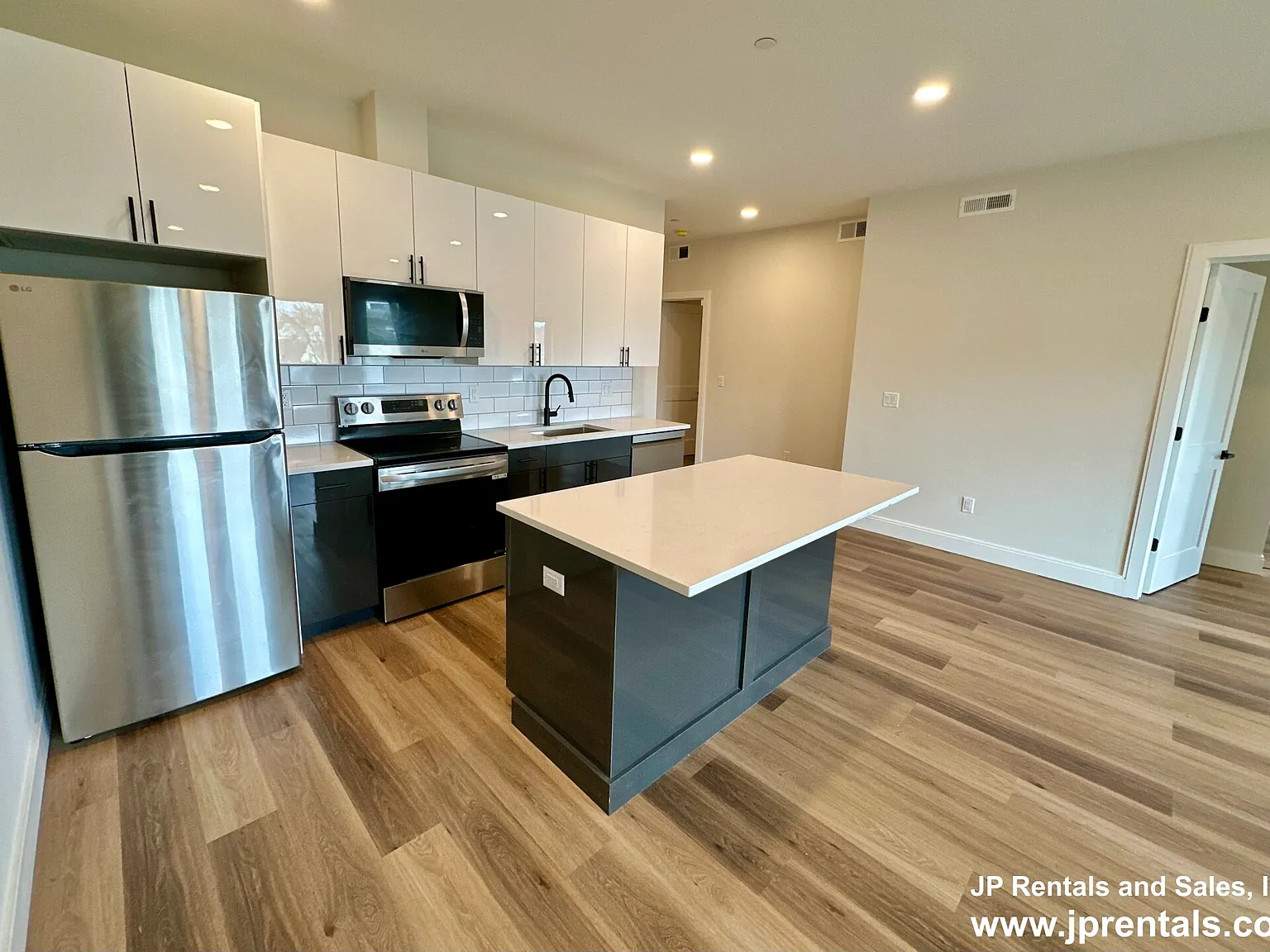1 bed, 2.0 bath, 909 sqft, $2,795 — Photo 2