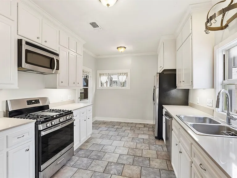 2223 Singleton St — Photo 12