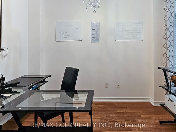 3rd image of 7 Royal Links Cir