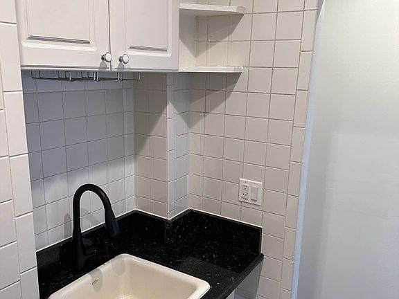 3rd image of 326 W 47th St APT 4C