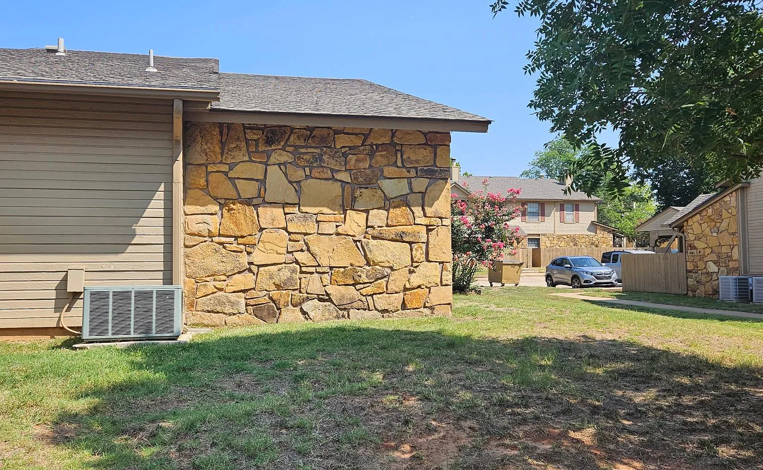 3 bed, 1430 sqft, $1,700 — Photo 2