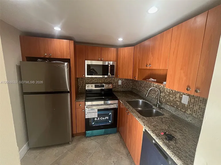 498 NW 165th St #D501 — Photo 2