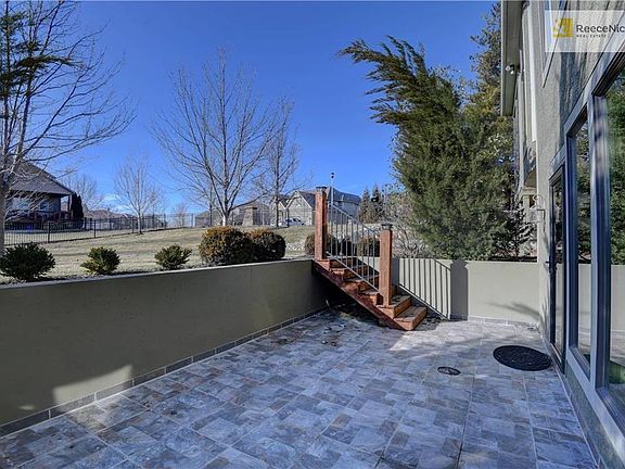 5th image of 16300 Larsen St