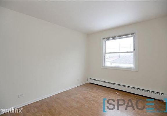 5th image of 2942 W Montrose Ave