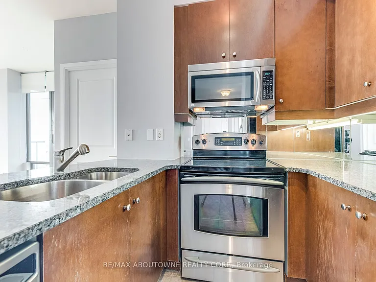 18 Yorkville Ave #3204 — Photo 16