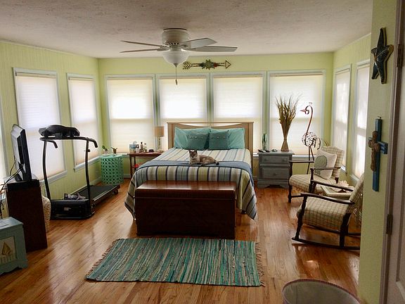 3rd image of 317 Breezeway Ave