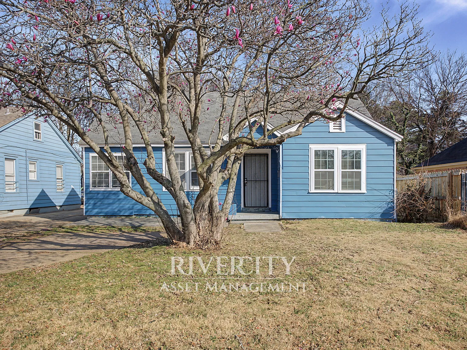 3 bed, 928 sqft, $1,165 — Photo 2