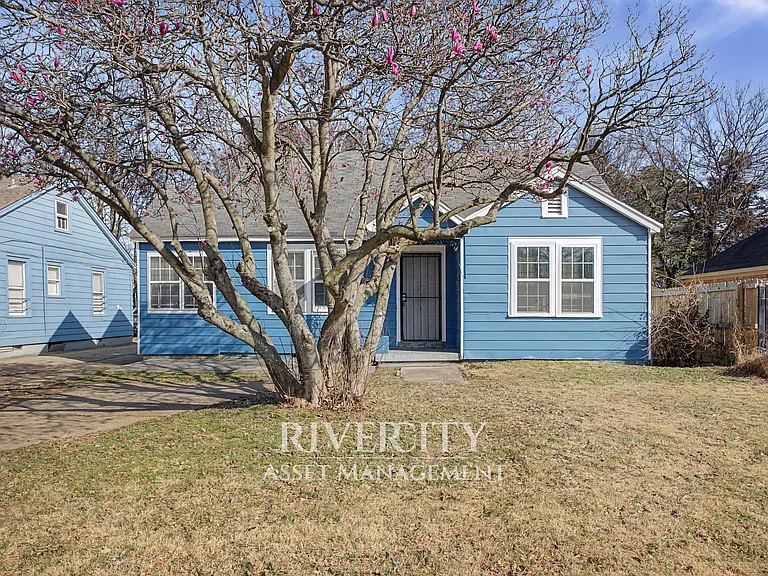 1052 National St — Photo 2